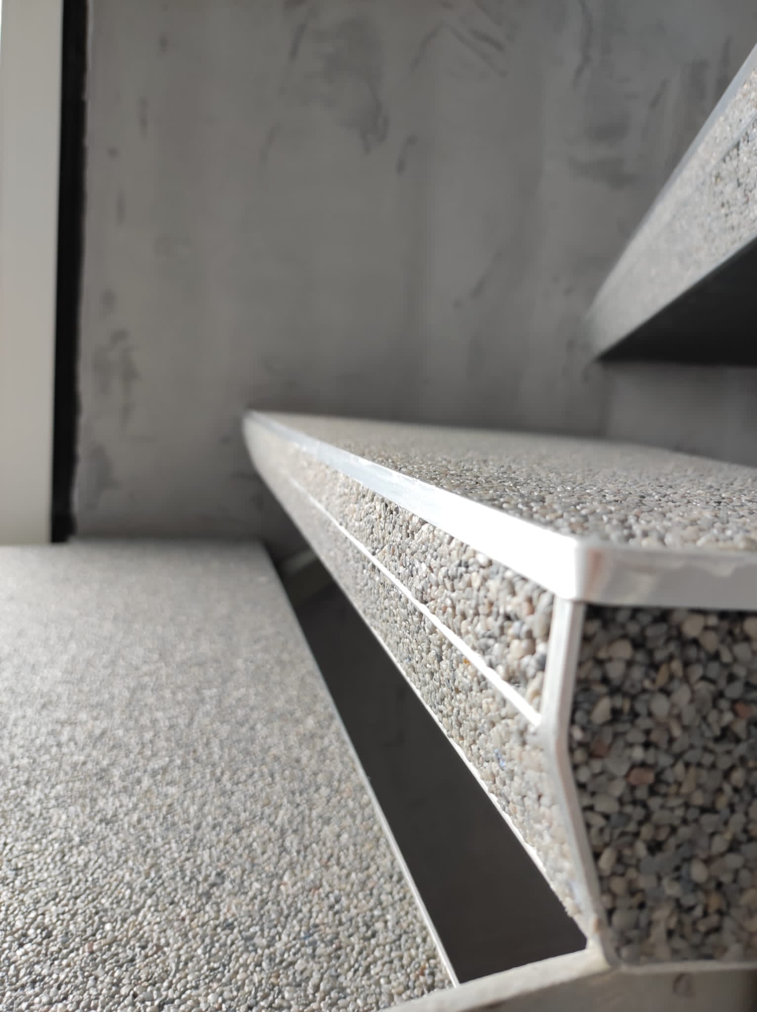 Steinteppich Treppe Stoß einschienen