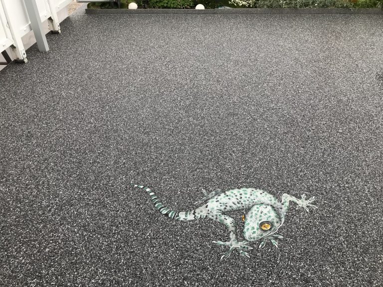 Steinteppich Terrasse Gecko Motiv